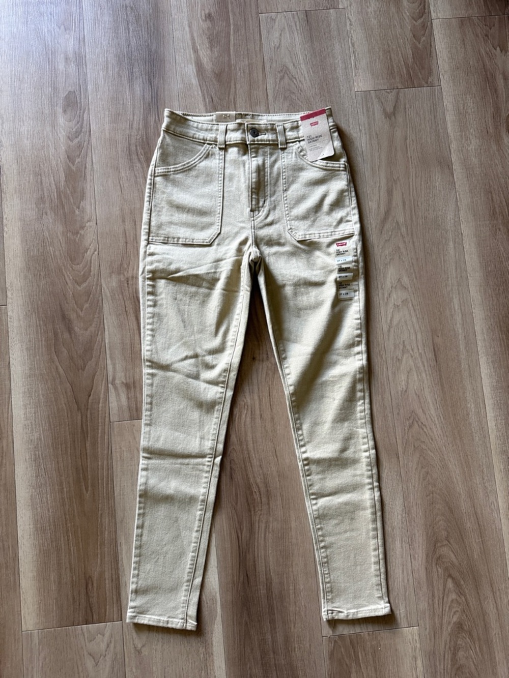 NWT Levi's Women's Skinny Jeans in Light Beige